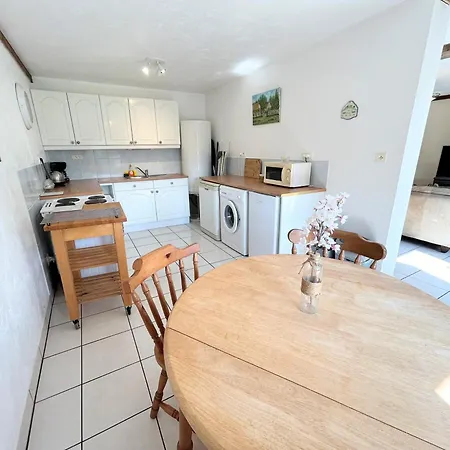 Σπίτι διακοπών Rose With Seasonal Swimming Pool