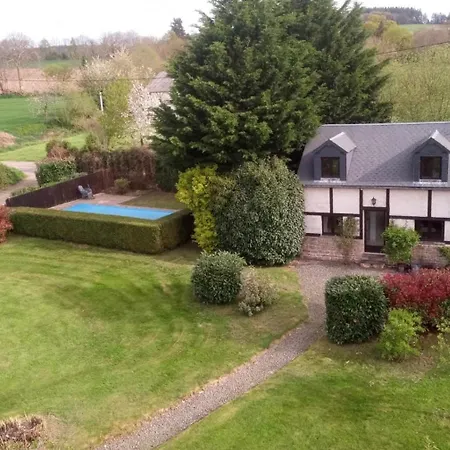 Дом отдыха Rose With Seasonal Swimming Pool