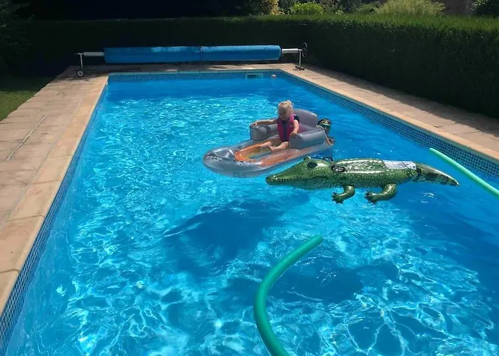 Rose With Seasonal Swimming Pool *