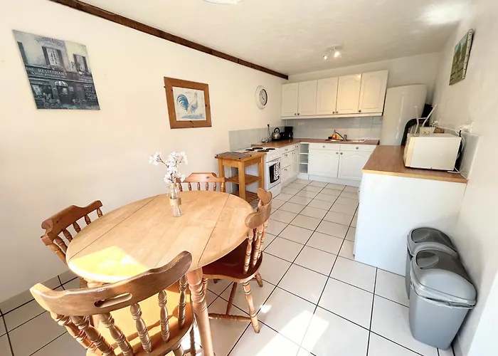 Rose With Seasonal Swimming Pool Nyaraló Le Mesnil-Gilbert